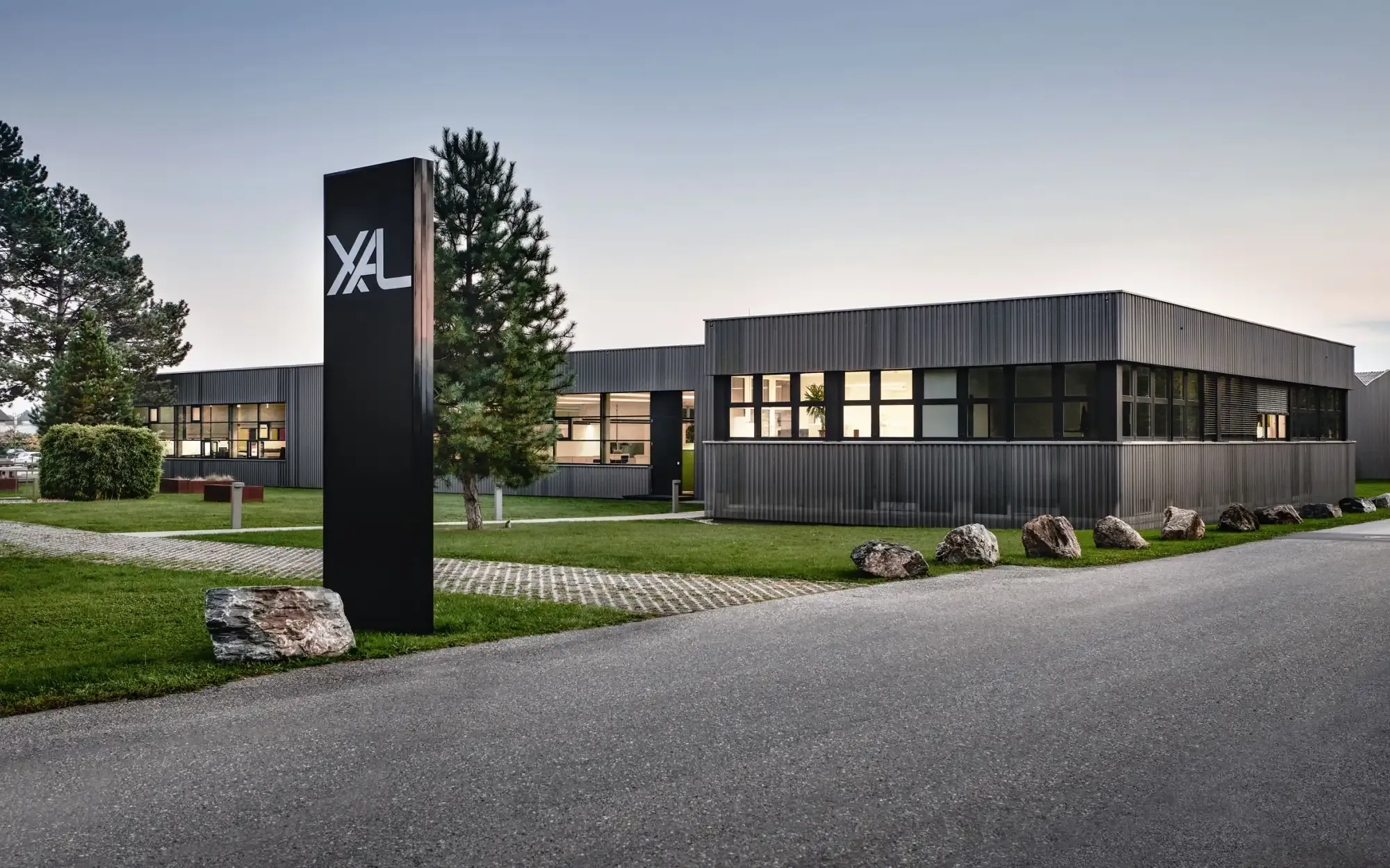 Firmengebäude der XAL im Abendlicht