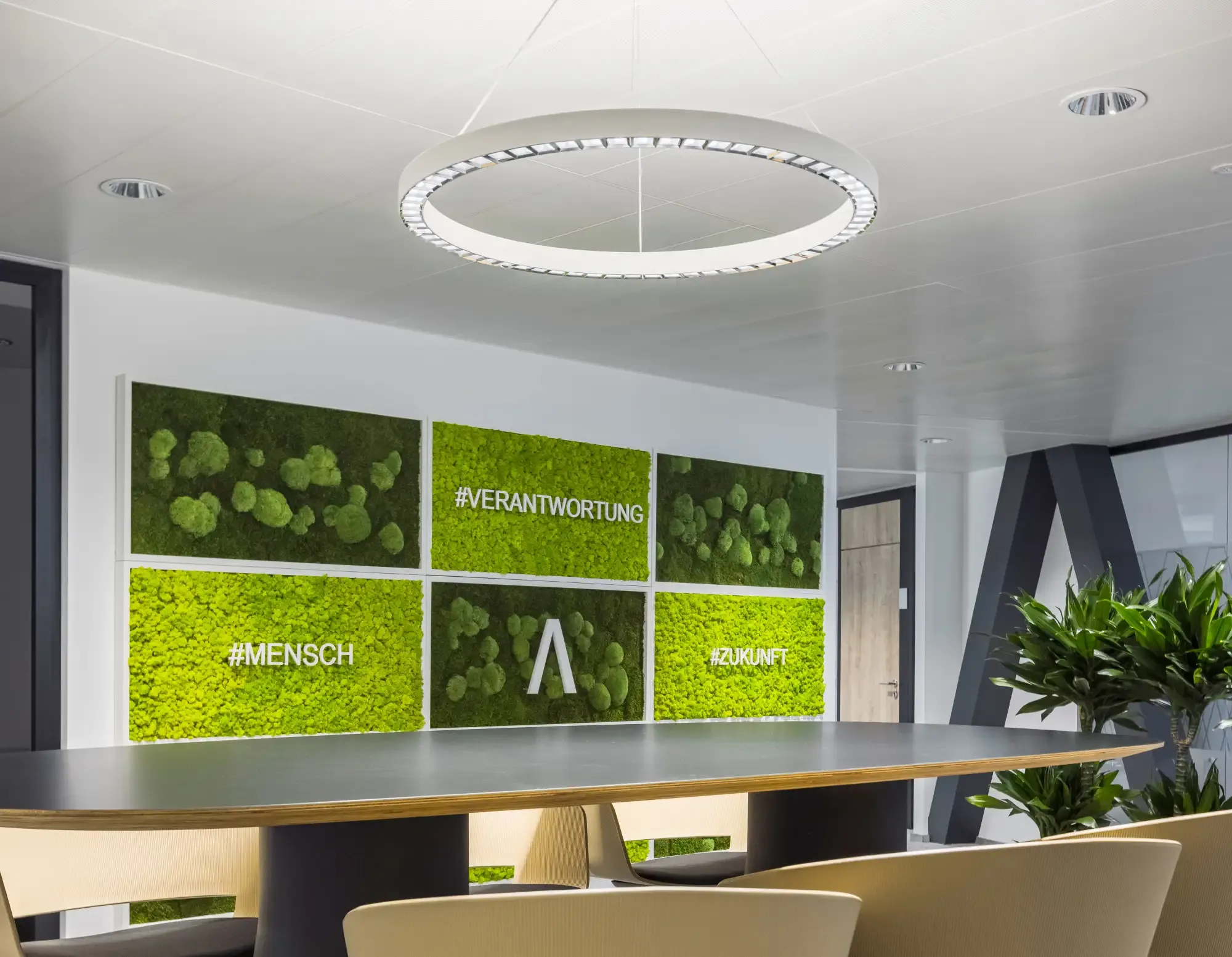 Foto eines modernen Büros mit einer Deckenlampe von XAL die mit BlueRange vernetzt wurde