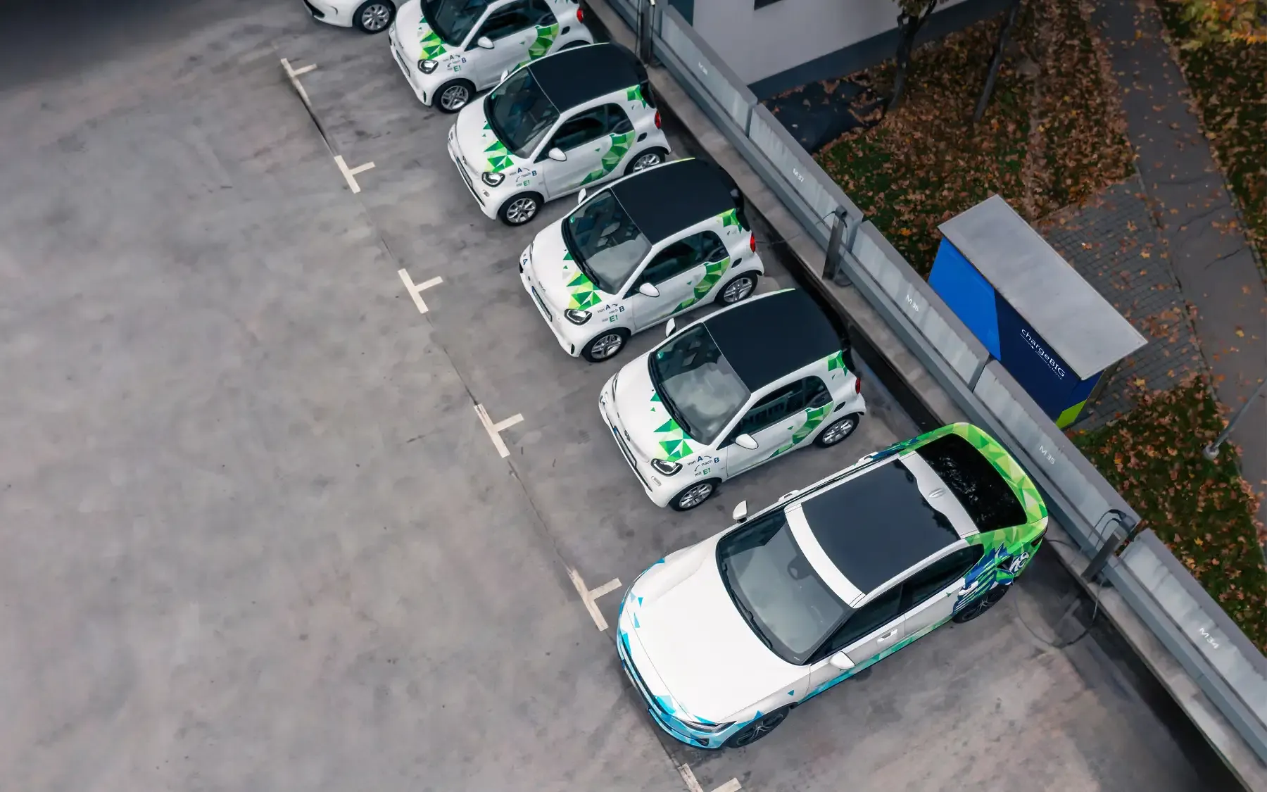 chargeBIG Ladeinfrastruktur auf einem Parkdeck mit verschiedenen Elektro-Fahrzeugen!