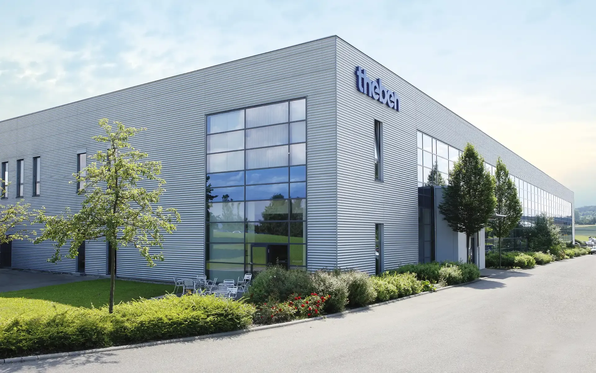 Firmengebäude von Theben am Mittag